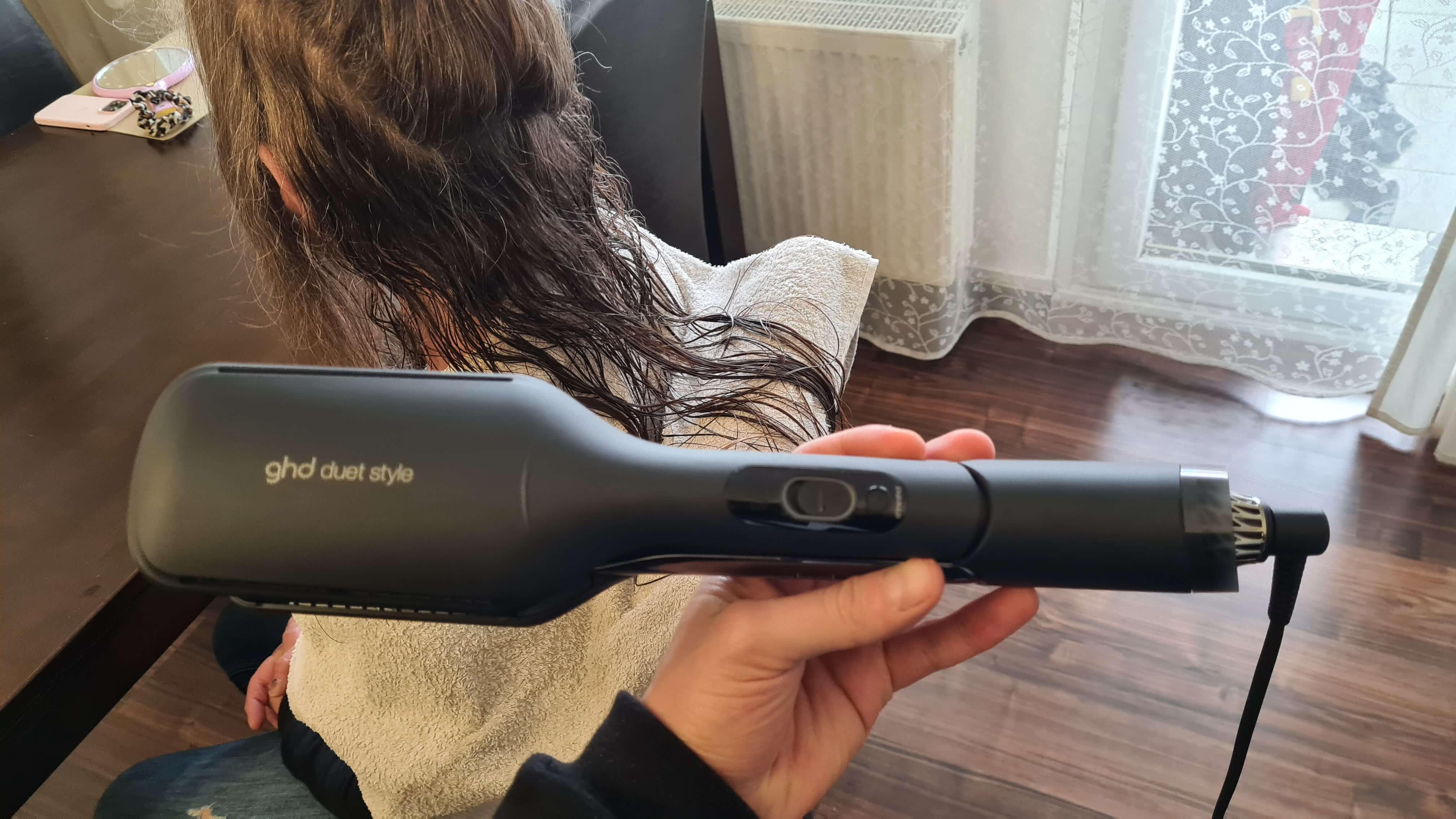 Der GHD Duet Styler wird eingeschaltet.